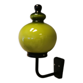 Applique murale fabriquée dans un cadre en métal noir avec un abat-jour en verre vert olive