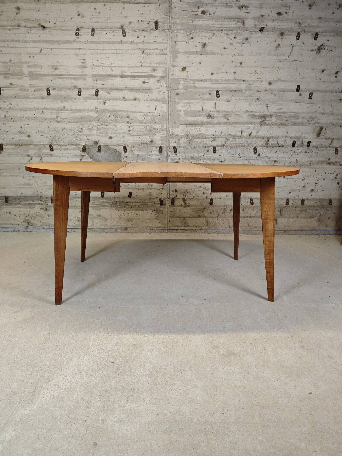 Extendable round table