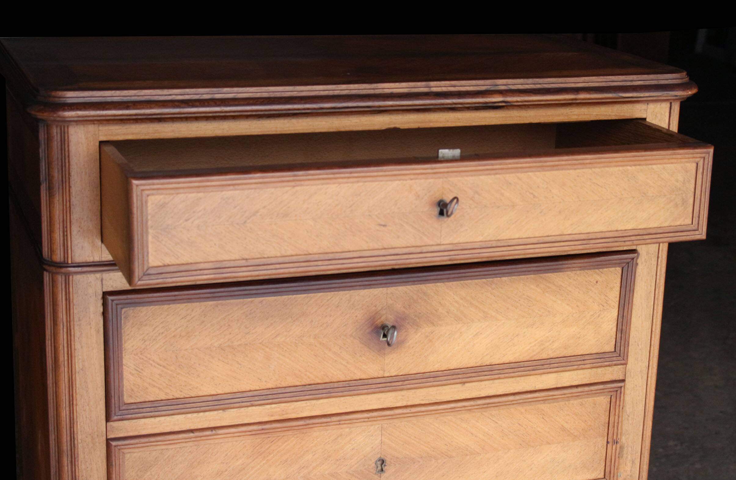 Magnificent 19th century secretary in walnut veneer.