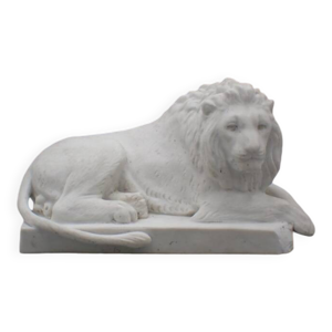 Lion couché en porcelaine - royal