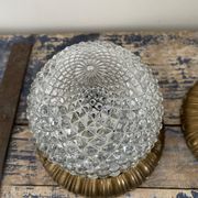 Lot de deux plafonniers ou appliques en laiton et verre