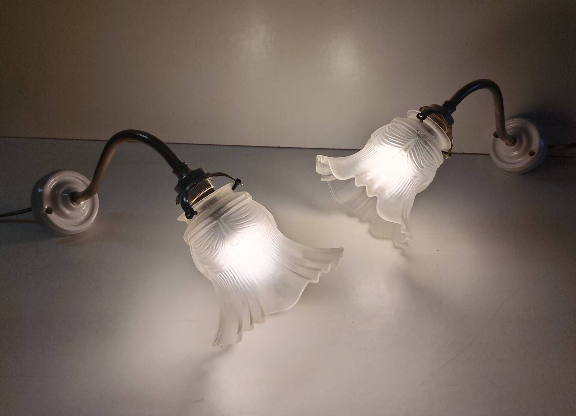 Swan neck wall lights in porcelain, brass and glass - mid 20th century.