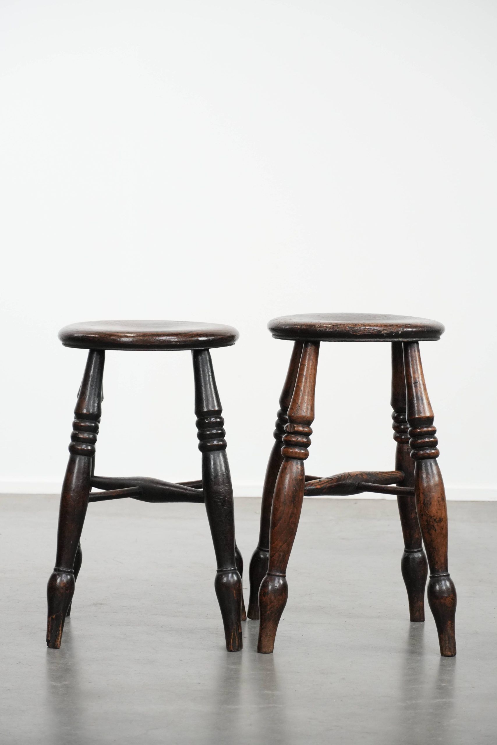 Ensemble de deux tabourets Windsor anglais anciens et intemporels du XVIIIe siècle, présentant une superbe patine.