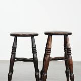 Ensemble de deux tabourets Windsor anglais anciens et intemporels du XVIIIe siècle, présentant une superbe patine.