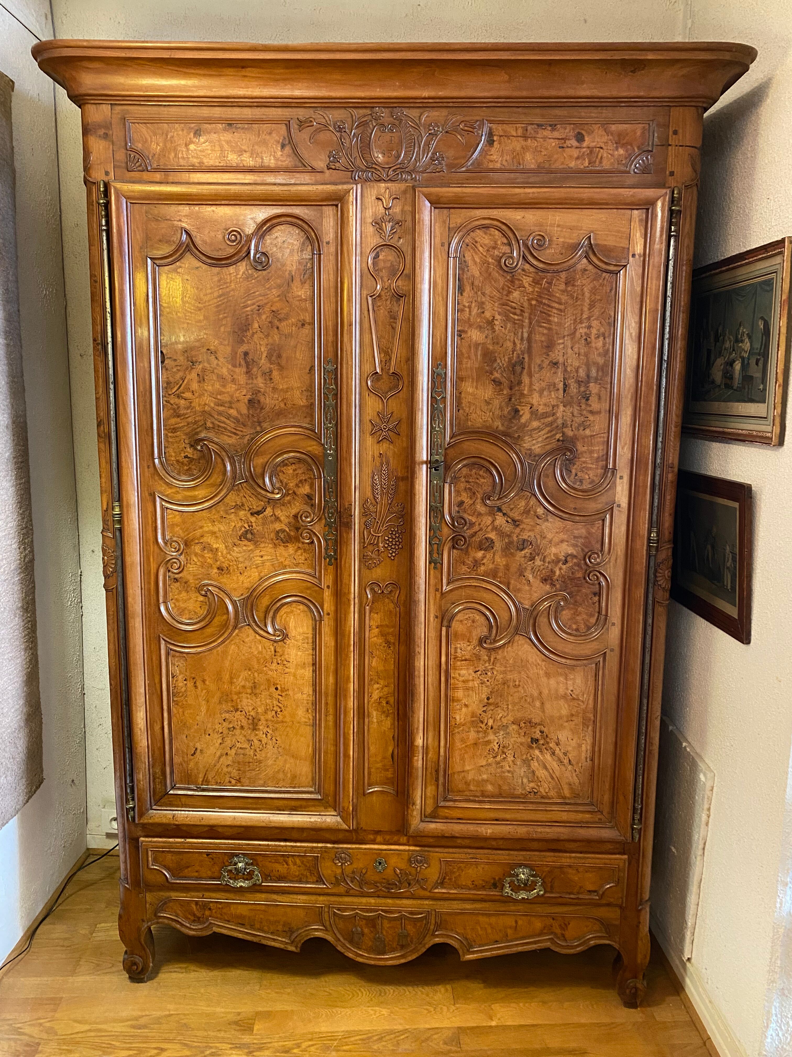 Wedding wardrobe of the Bressan country in walnut and walnut magnifying glass dated 1850