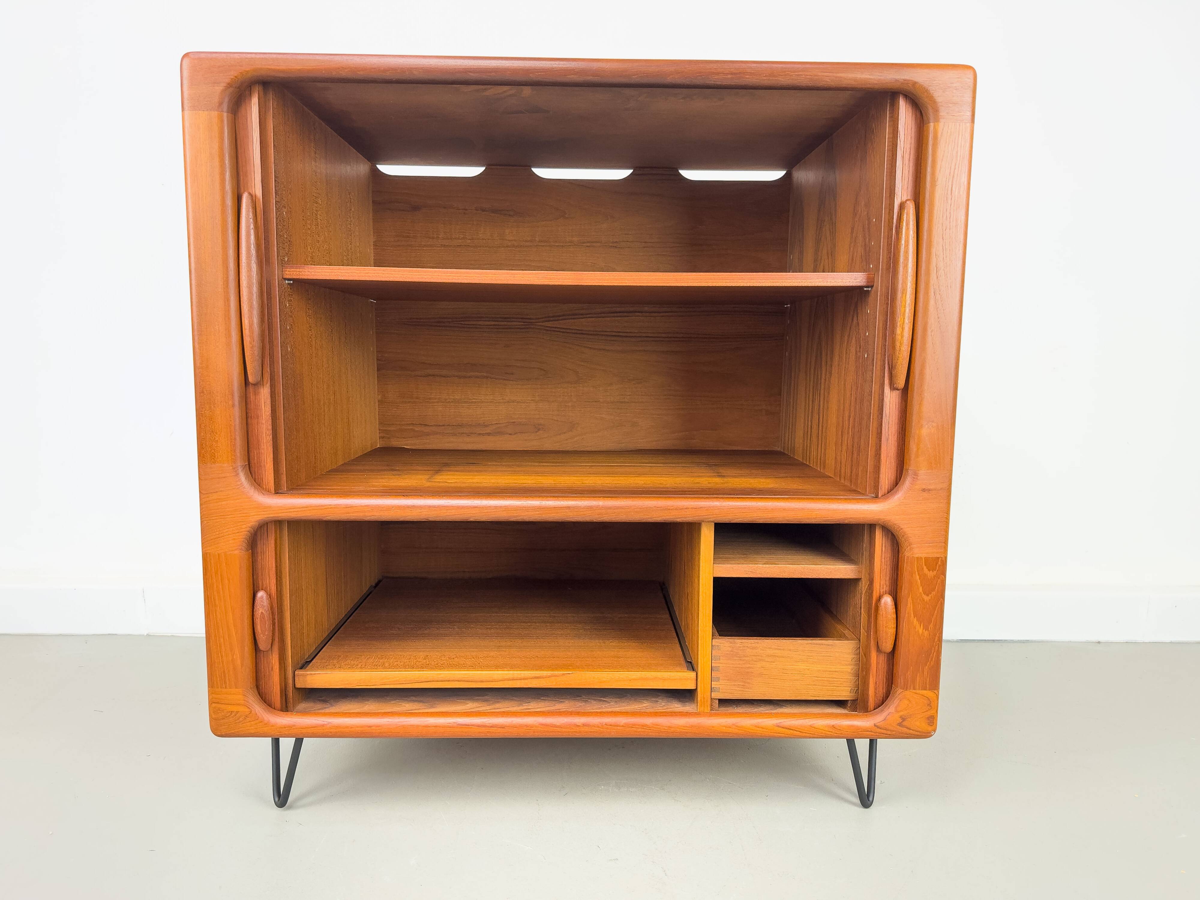 Buffet Hi-Fi danois en teck avec portes à tambour de Dyrlund, années 1970