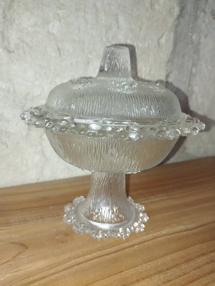 Bonbonnière sur pied en verre moulé – Décor texturé vintage