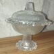 Bonbonnière sur pied en verre moulé – Décor texturé vintage