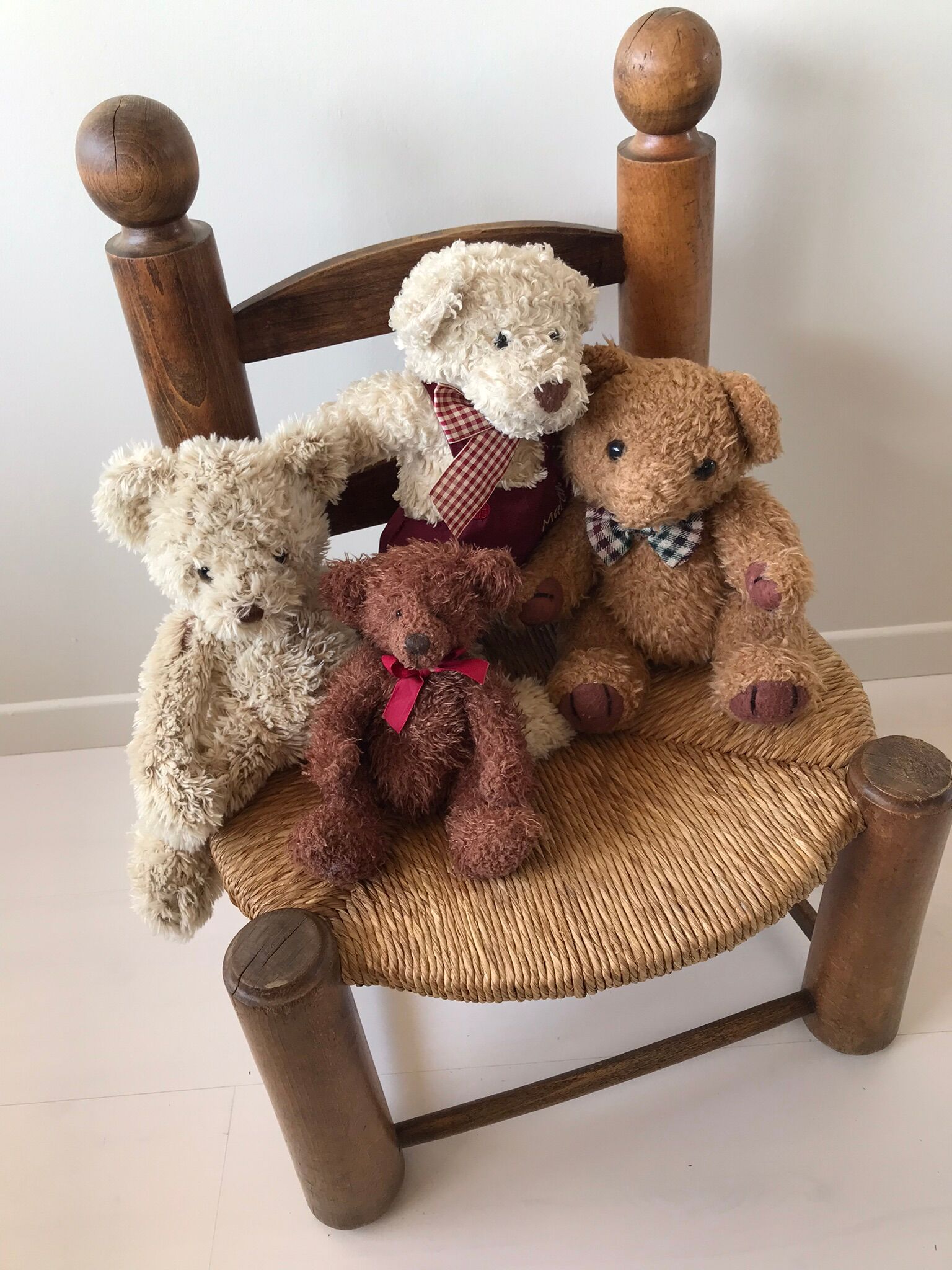 Solid wood straw chair
