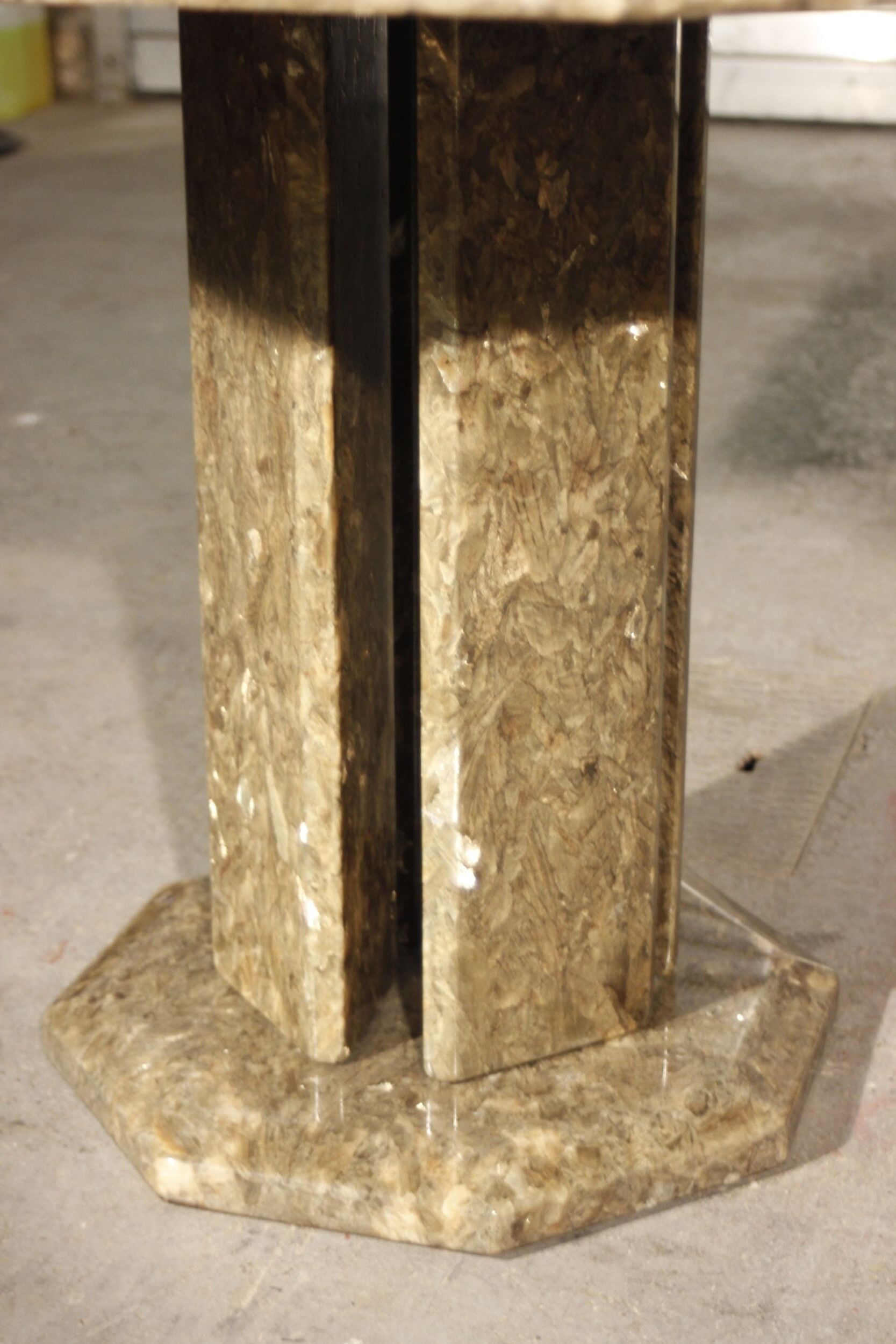 Octagonal post-modernist lounge table in marble beaded massive green quartz, Italy 1970s
