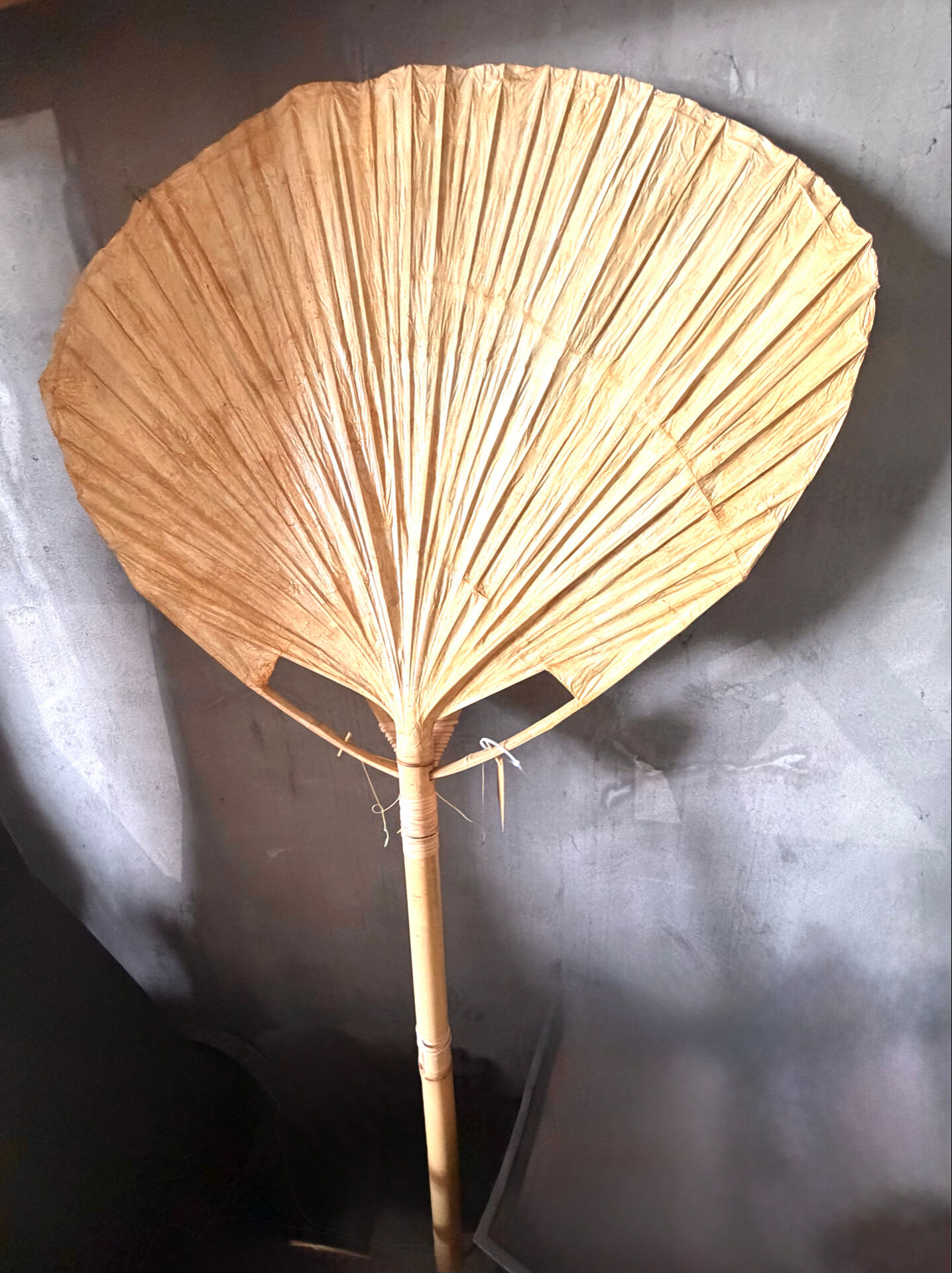 Lampadaire Uchiwa grand par Ingo Maurer pour Design M.