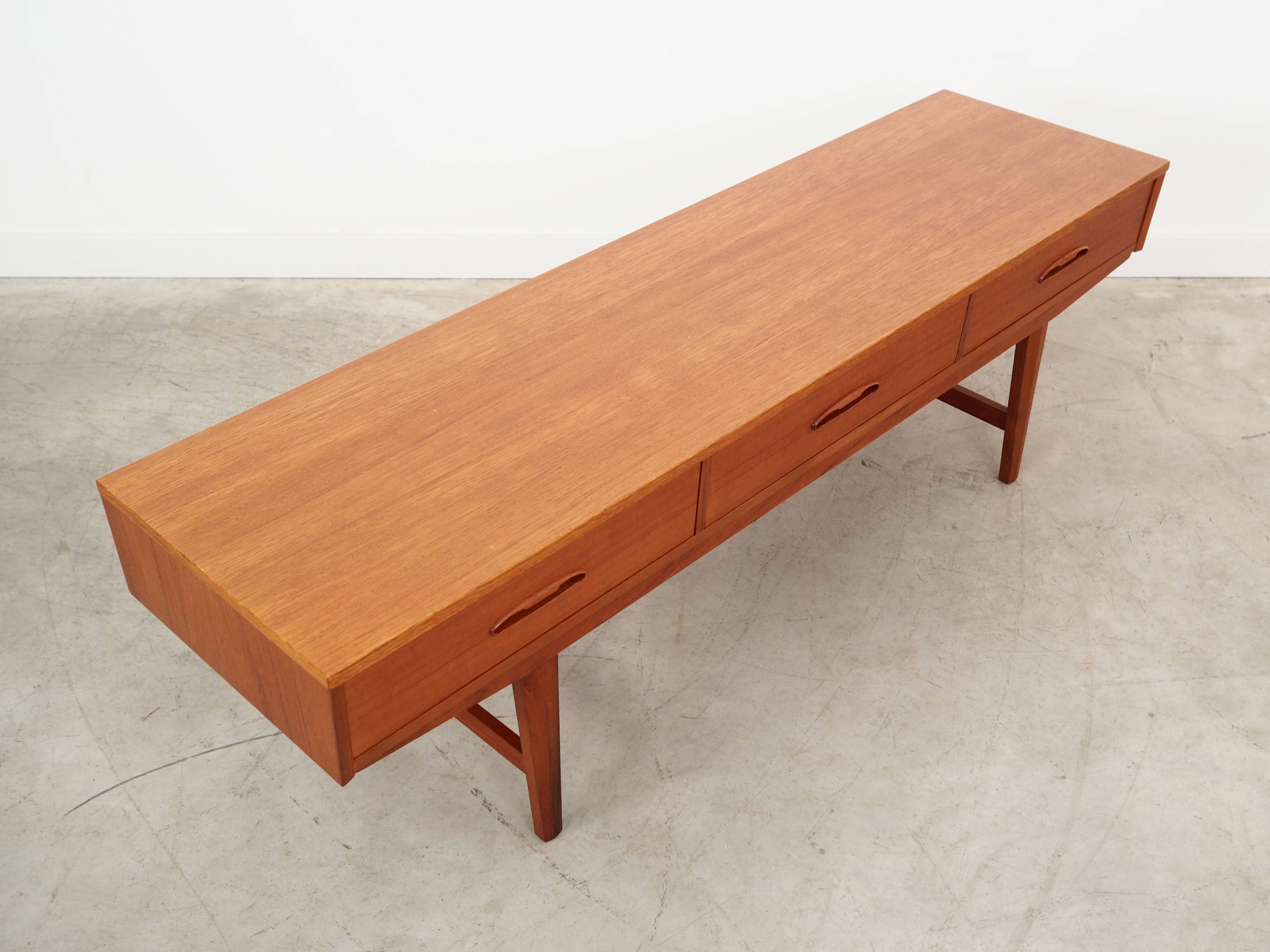 Buffet bas danois en teck, années 1960