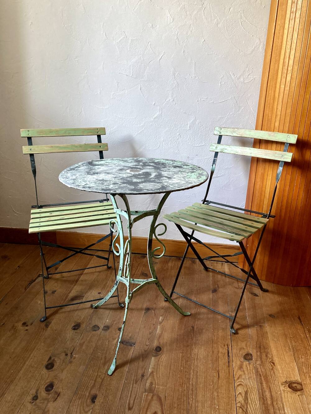Ensemble bistrot ancien en fer forgé, table années 30 et chaises pliantes