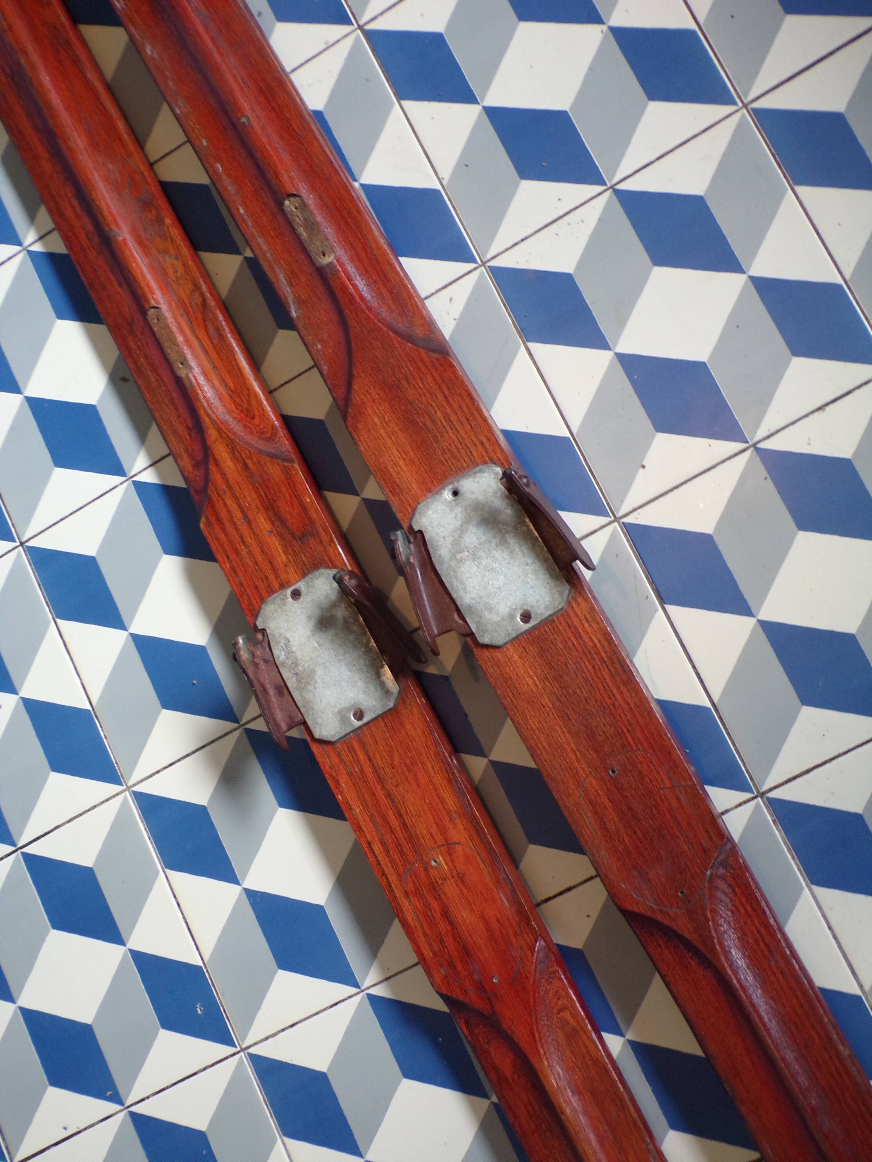 Pair of old wooden skis L=200 cm