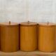 6 pots à épices en bois.