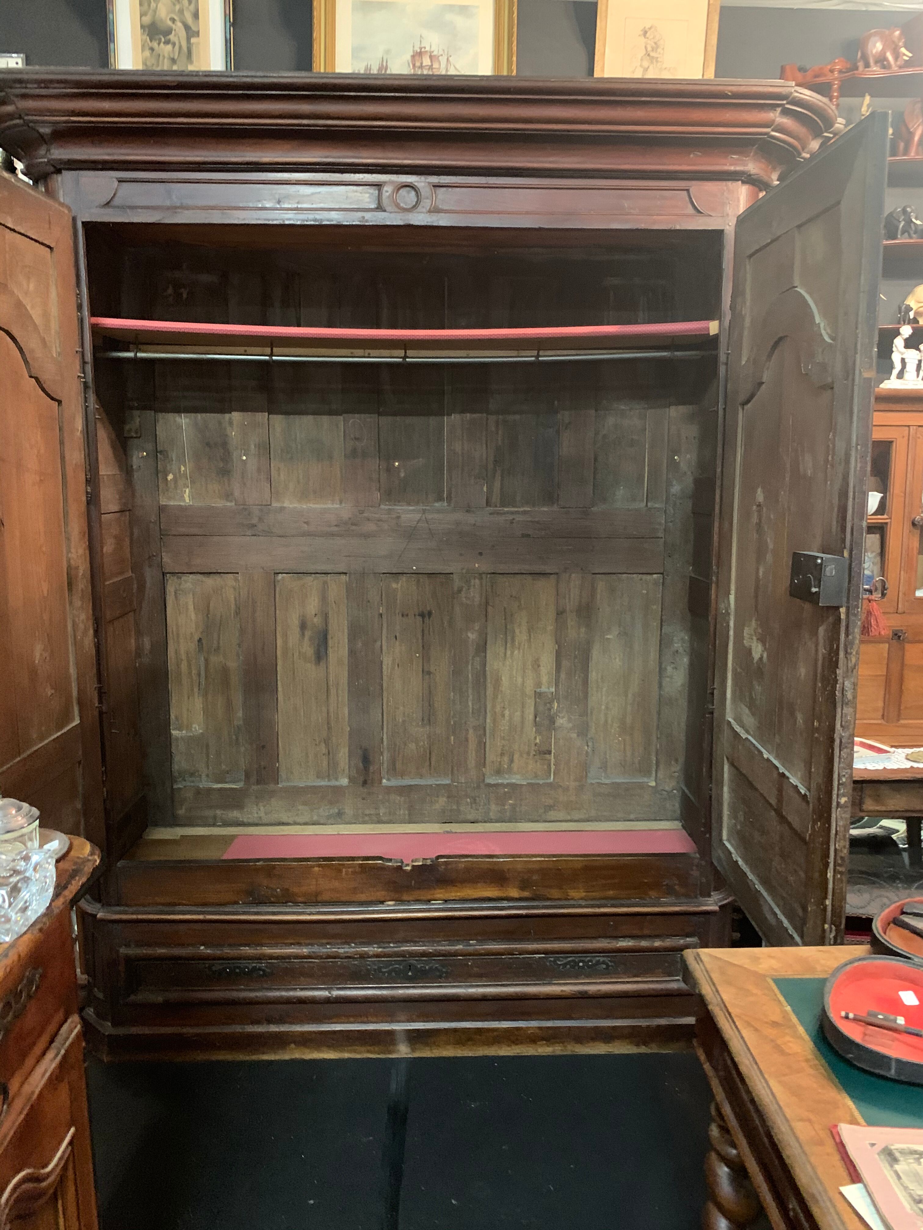 Armoire Louis XIV en noyer