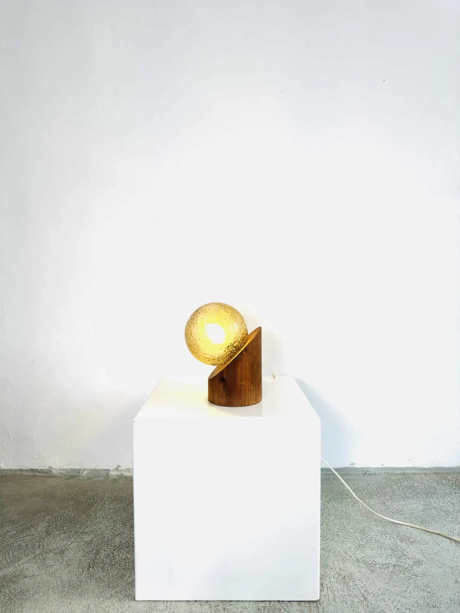 Lampe de table sphérique par Hustadt Leuchten, Allemagne, vers les années 1970.