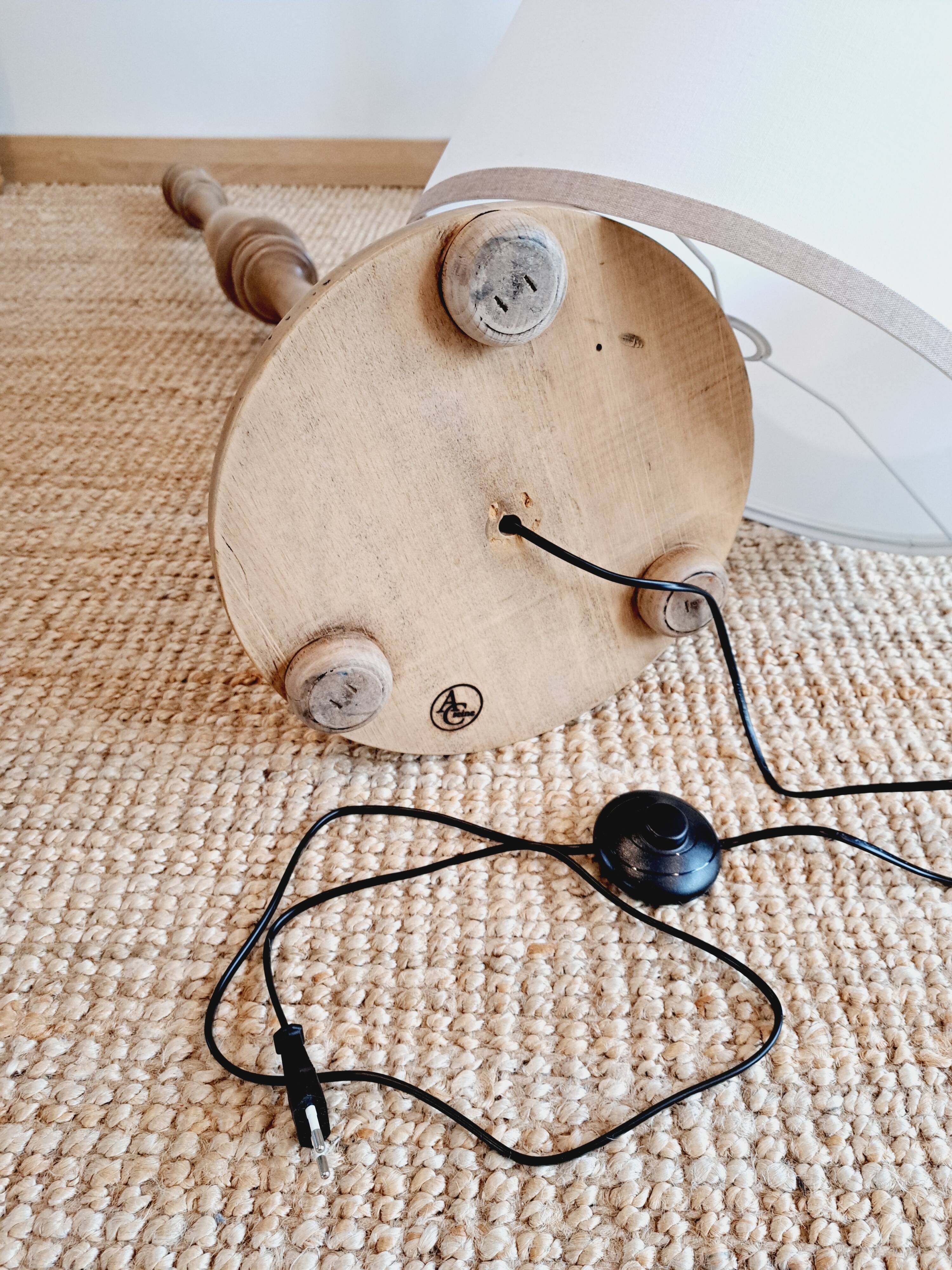 Vintage floor lamp in turned wood with an aged effect.