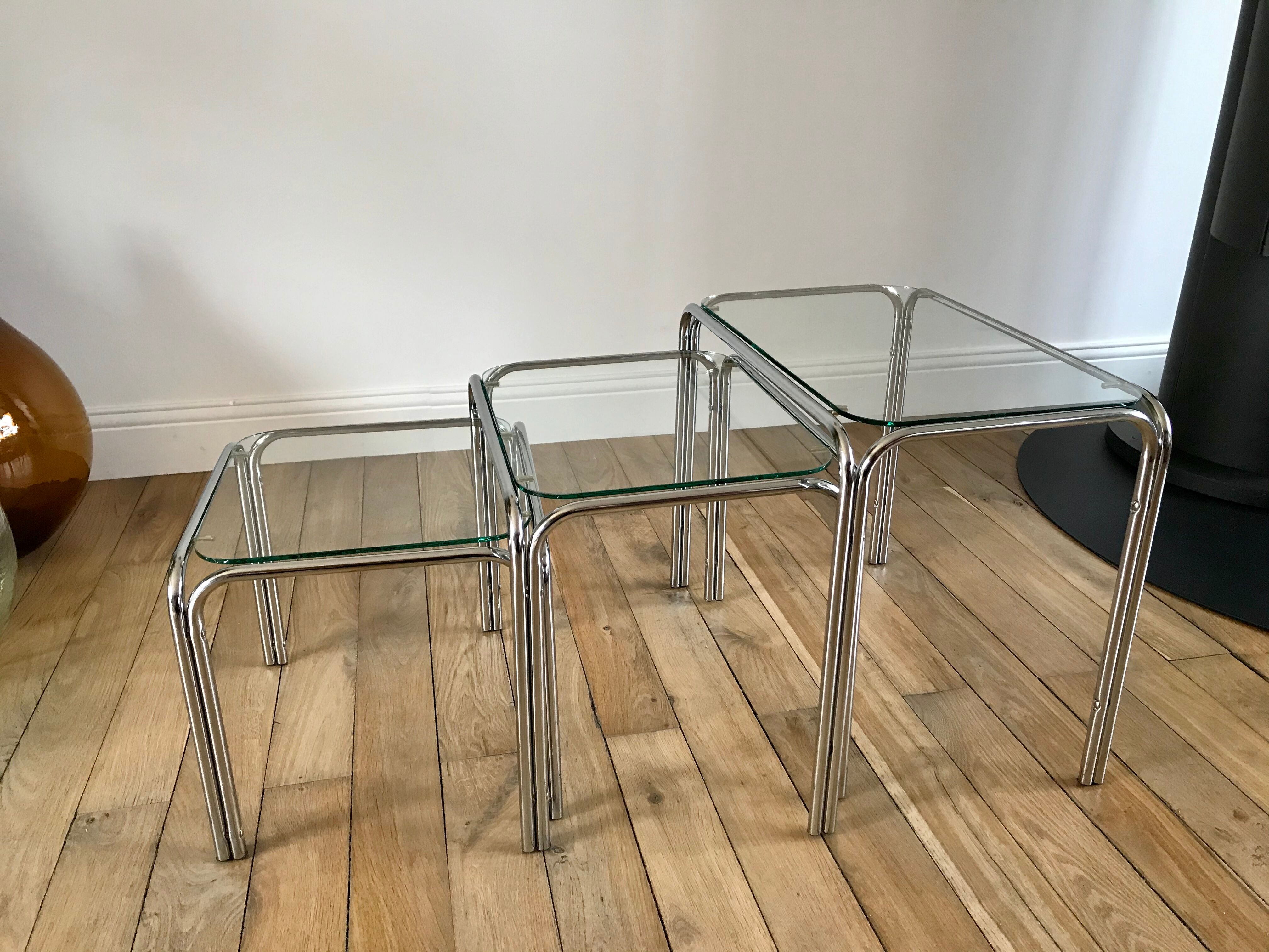 Trio of pull-out coffee tables in glass and chrome metal 70s
