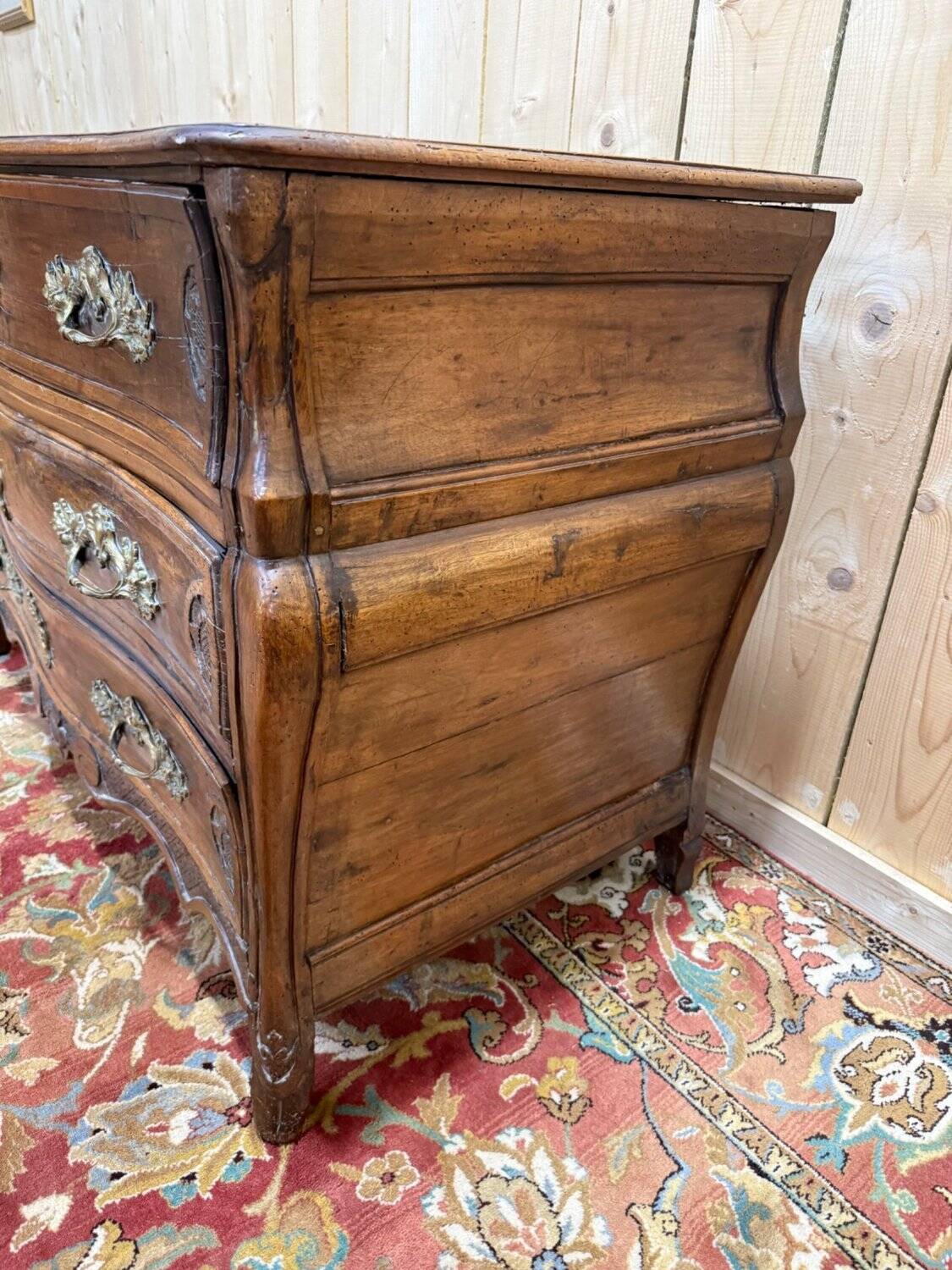 Regency period commode – Solid walnut – Chiselled gilded bronze