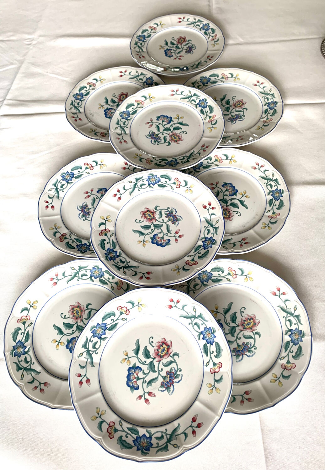 Villeroy and Boch Delia dinner plates