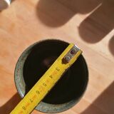 Tasses gobelets en grès sur pied originales signées.