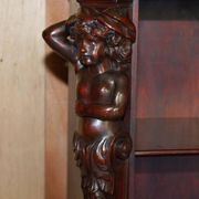 Bibliothèque sculptée à la main circa 1900 en bois dur avec statues Hermès