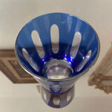 Verre ancien en cristal doublé bleu.