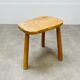 Tabouret tripode brutaliste en bois massif