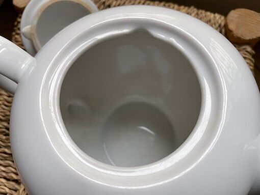 Round teapot in white earthenware, 1 liter