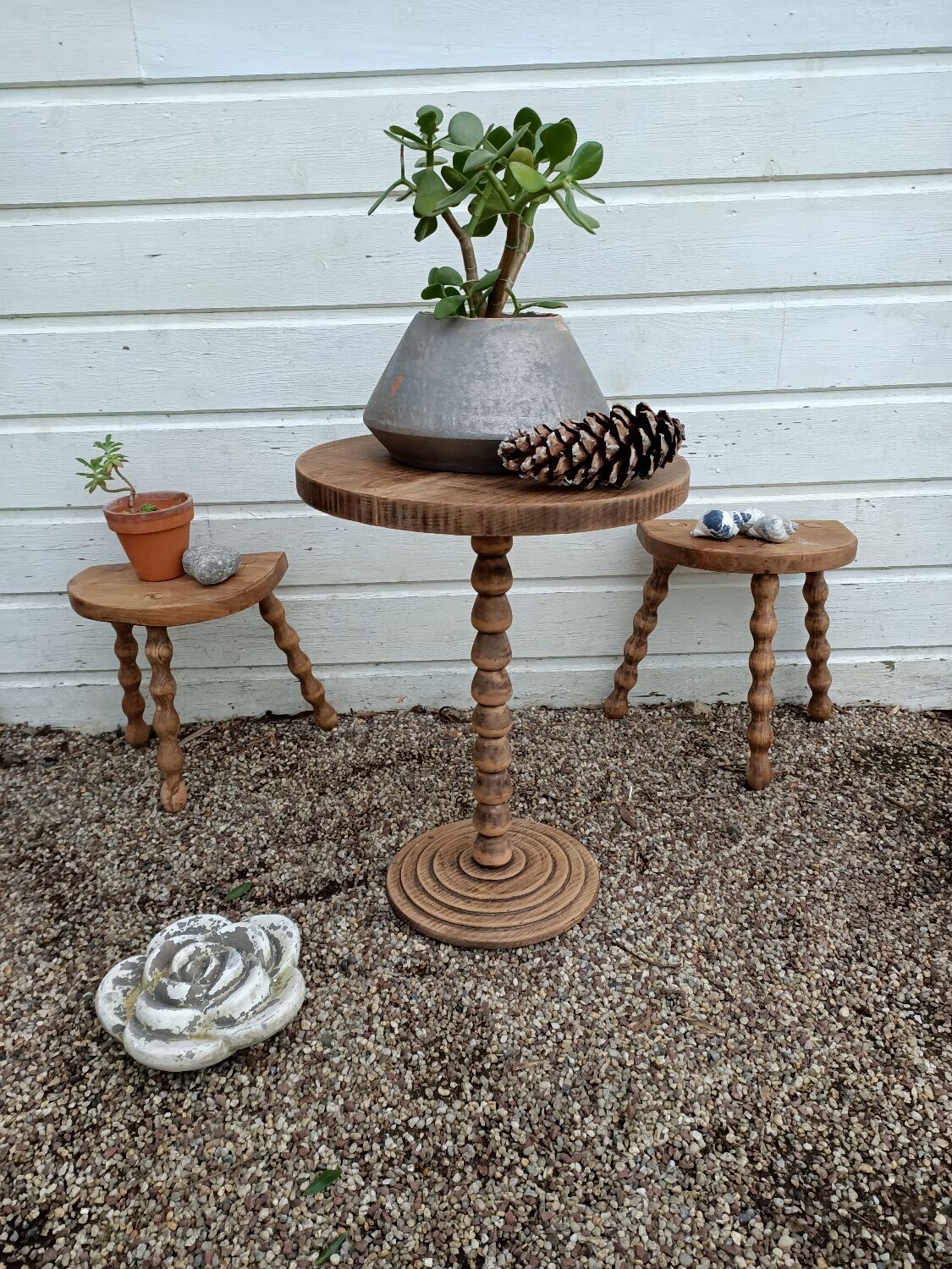 Peestal table and 2 tripod stools