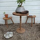 Peestal table and 2 tripod stools