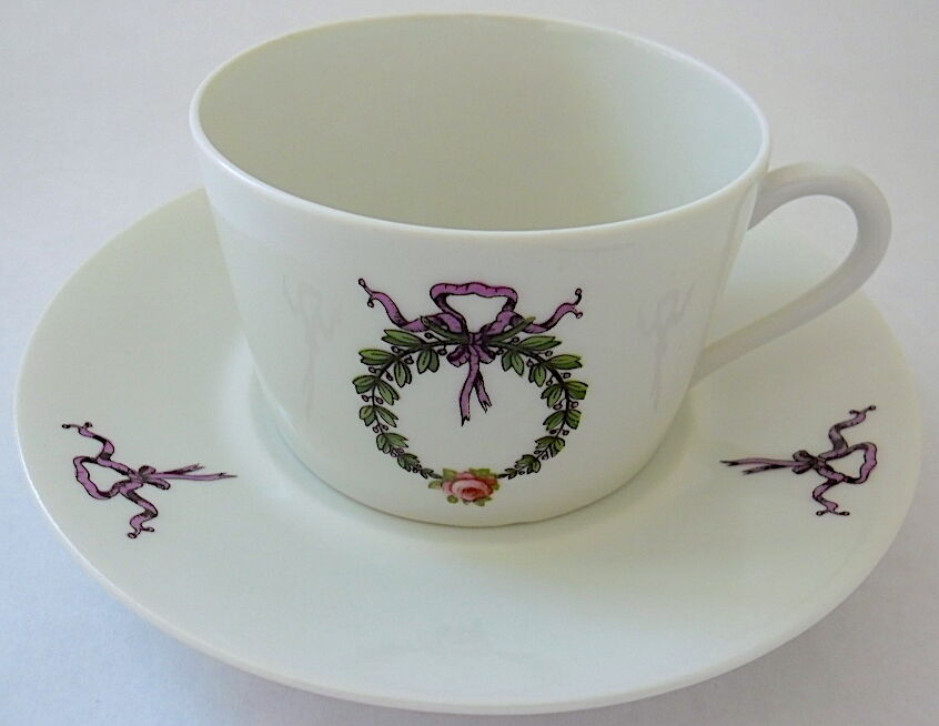 Suite de six tasses à thé et leurs sous-tasses en porcelaine par Singer, Limoges