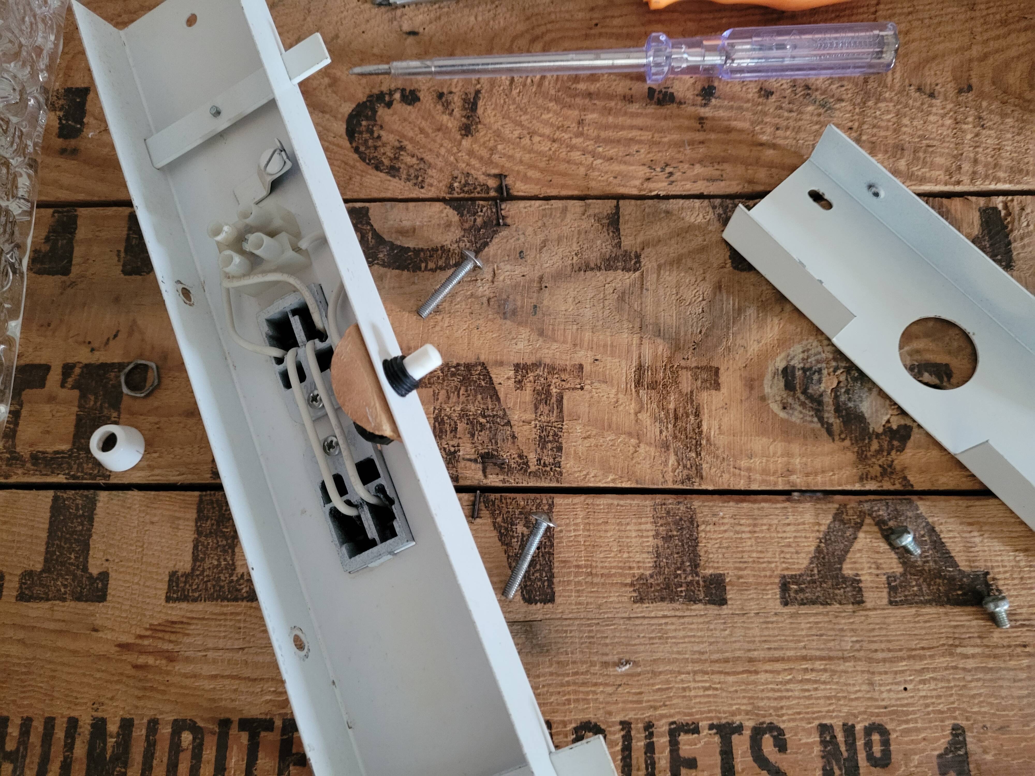 Bubble molded glass wall lamp