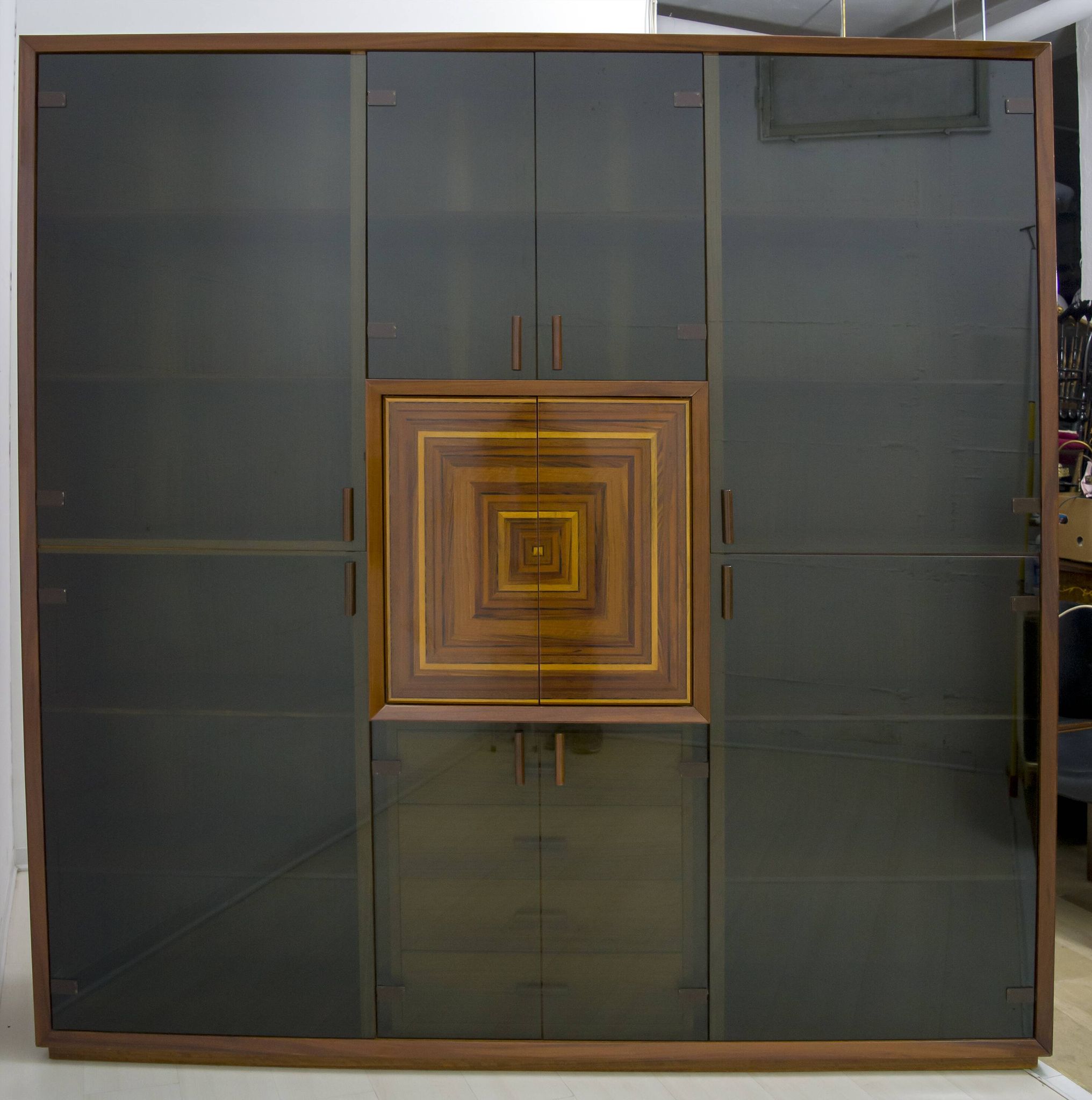 Rare meuble de bar italien marqueté "Paganini", signé Luciano Frigerio, années 1975