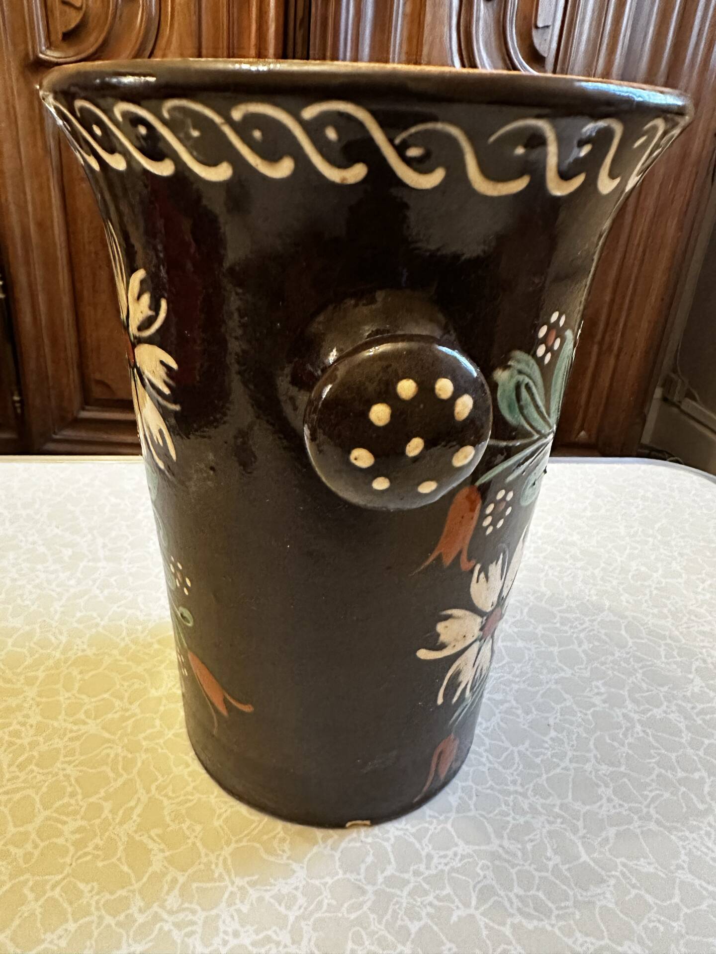 Antique white wine cooler in glazed ceramic – flora decoration