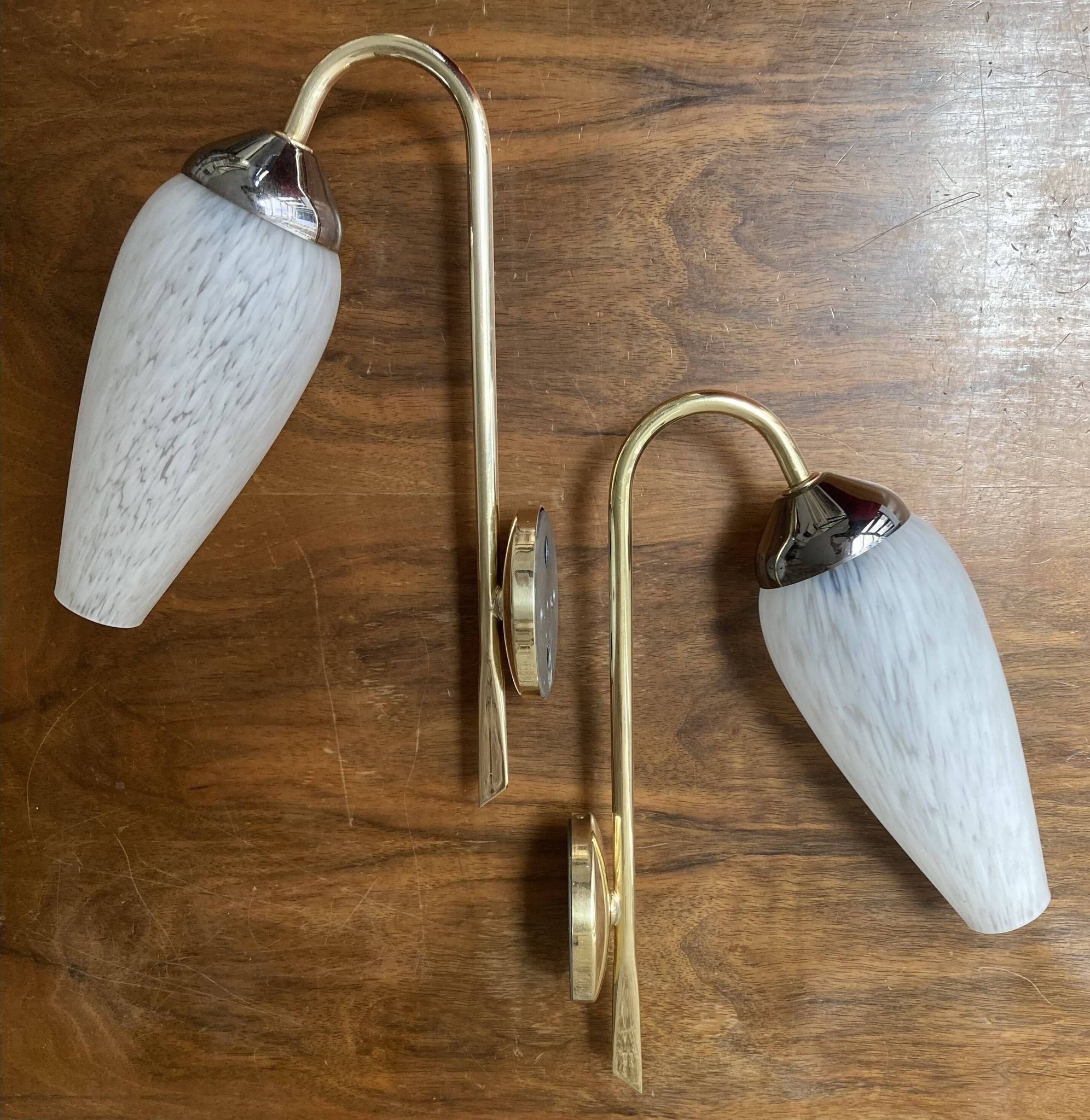 Paire d'appliques dorées et globe moucheté années 50