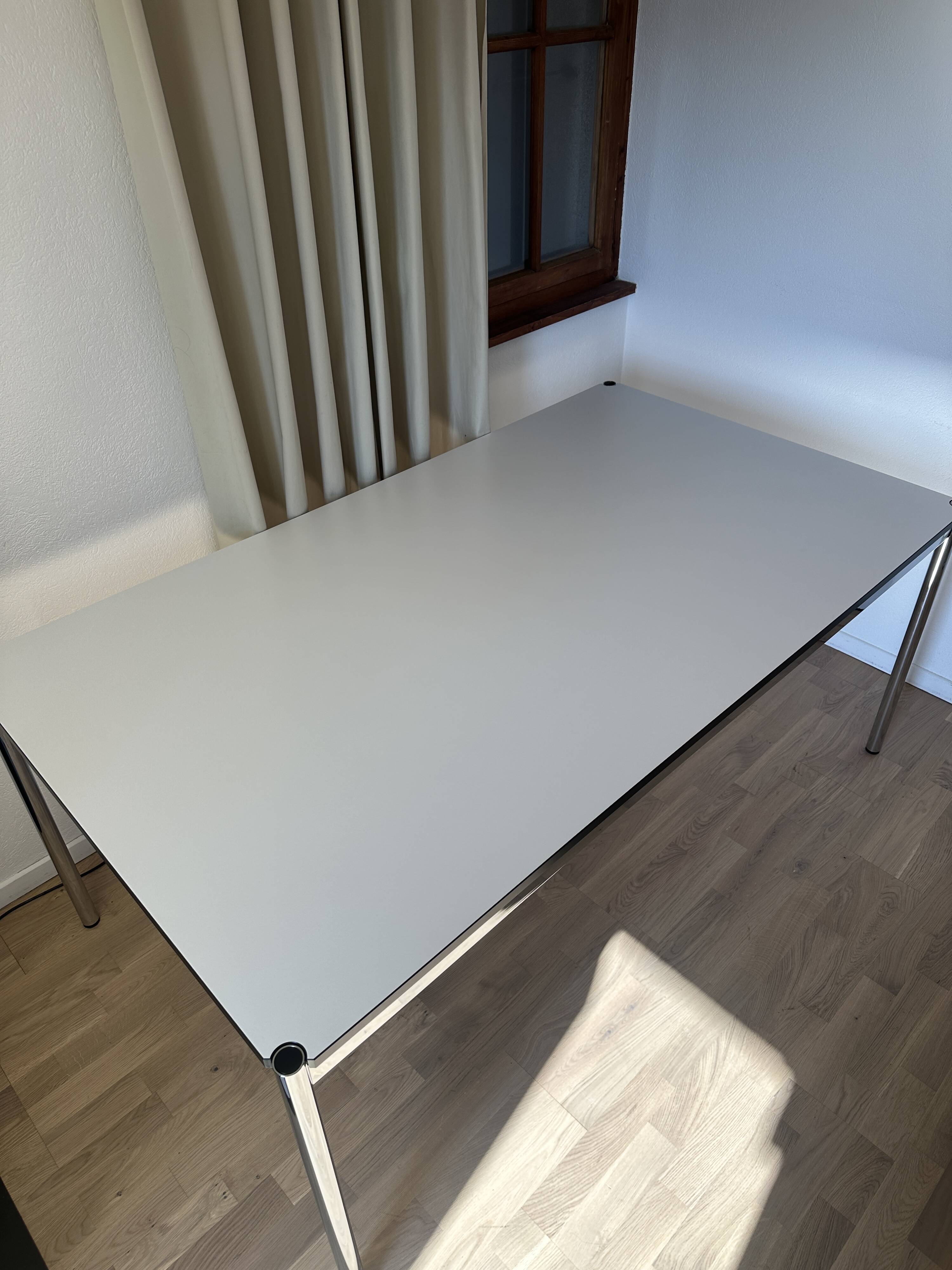Bureau USM Haller en stratifié gris perle