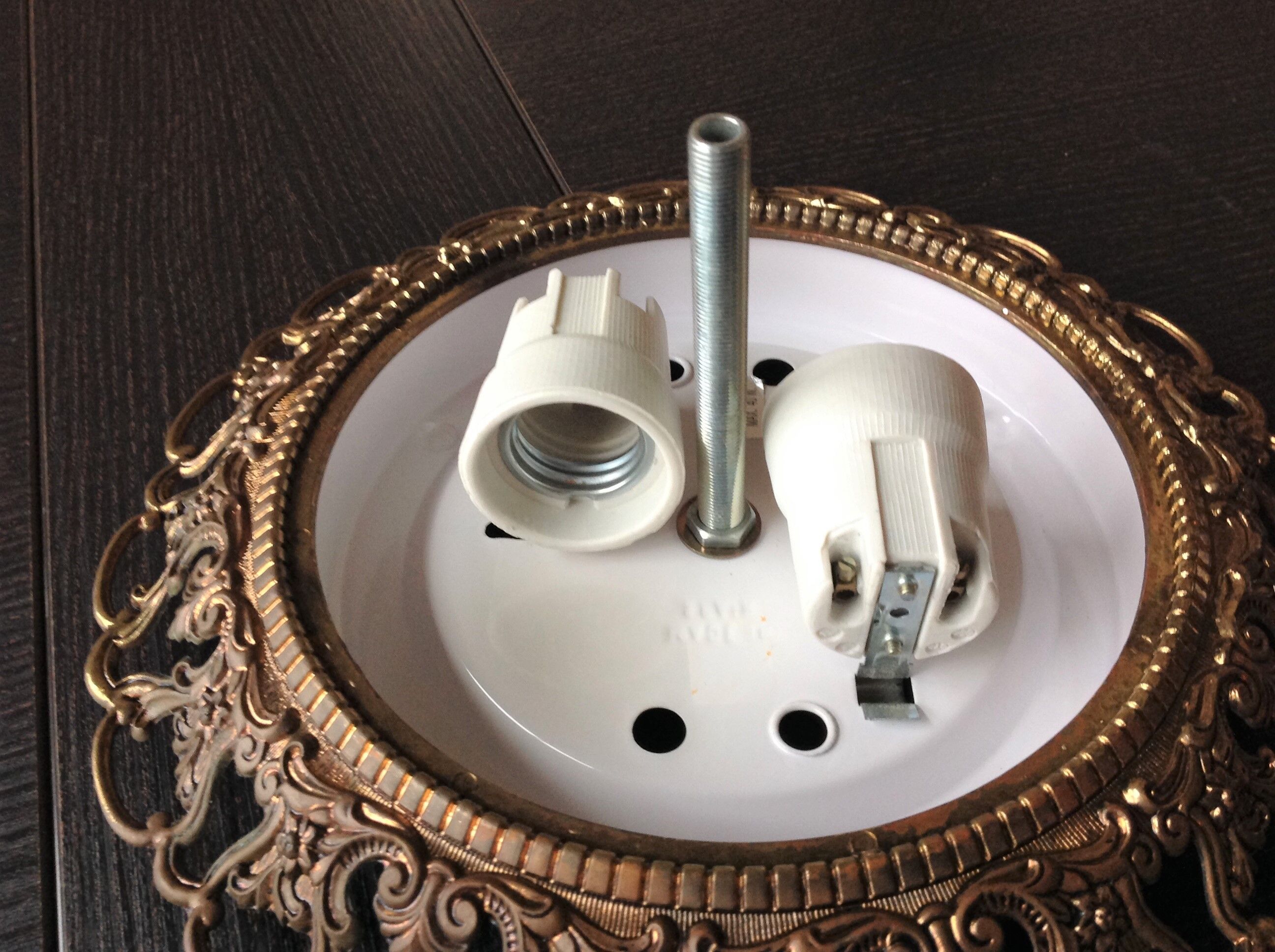 Round ceiling lamp in frosted glass art deco style