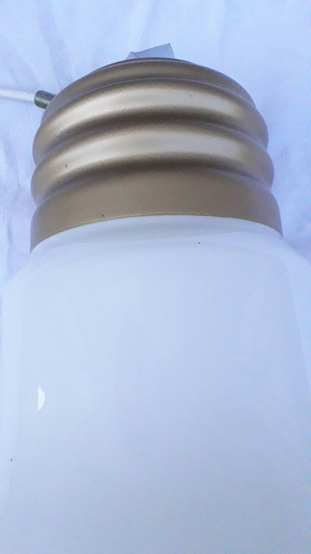 Glass suspension forming a bulb.