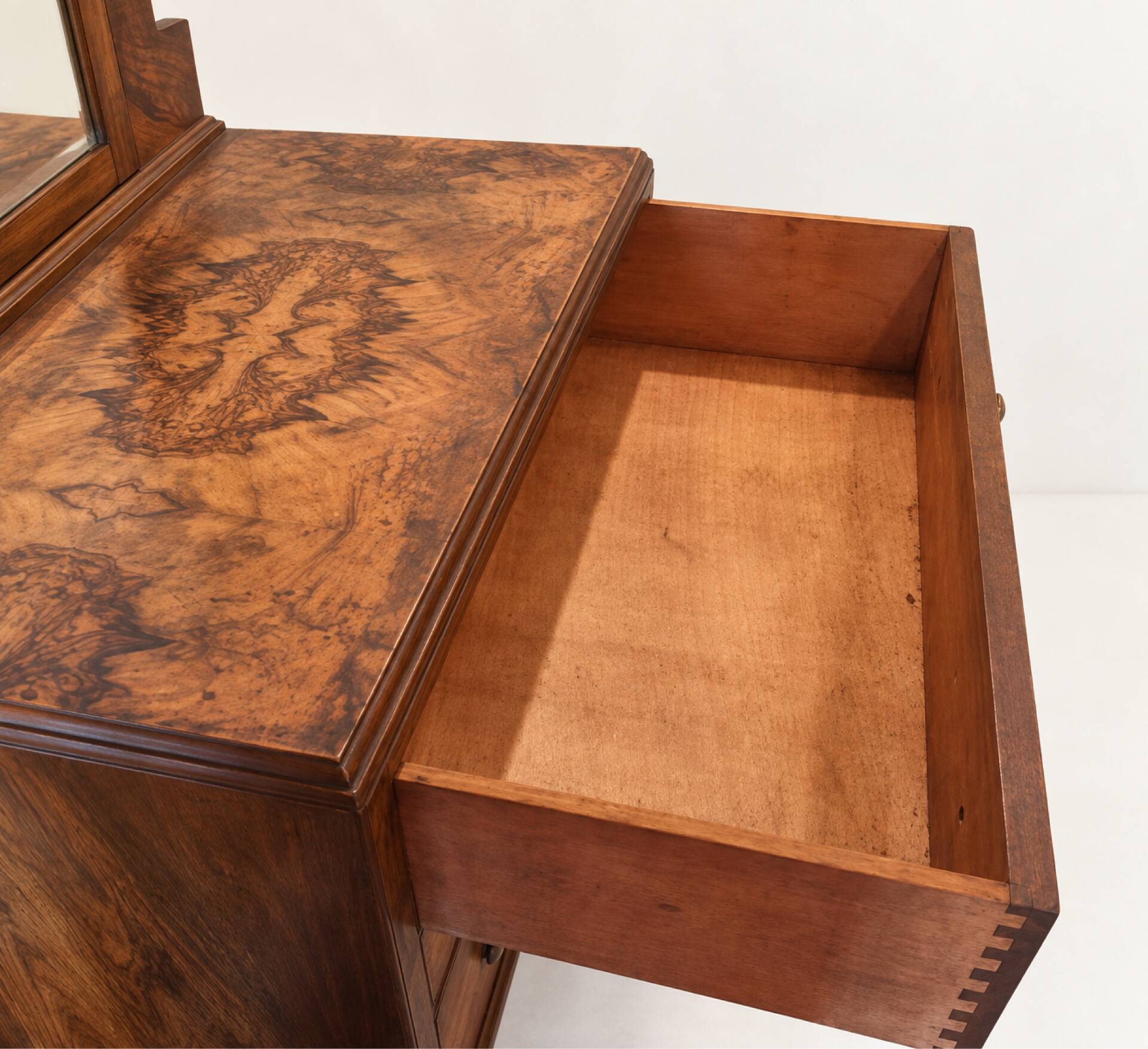 Commode-coiffeuse Art Déco en ronce de noyer et miroir psyché basculant