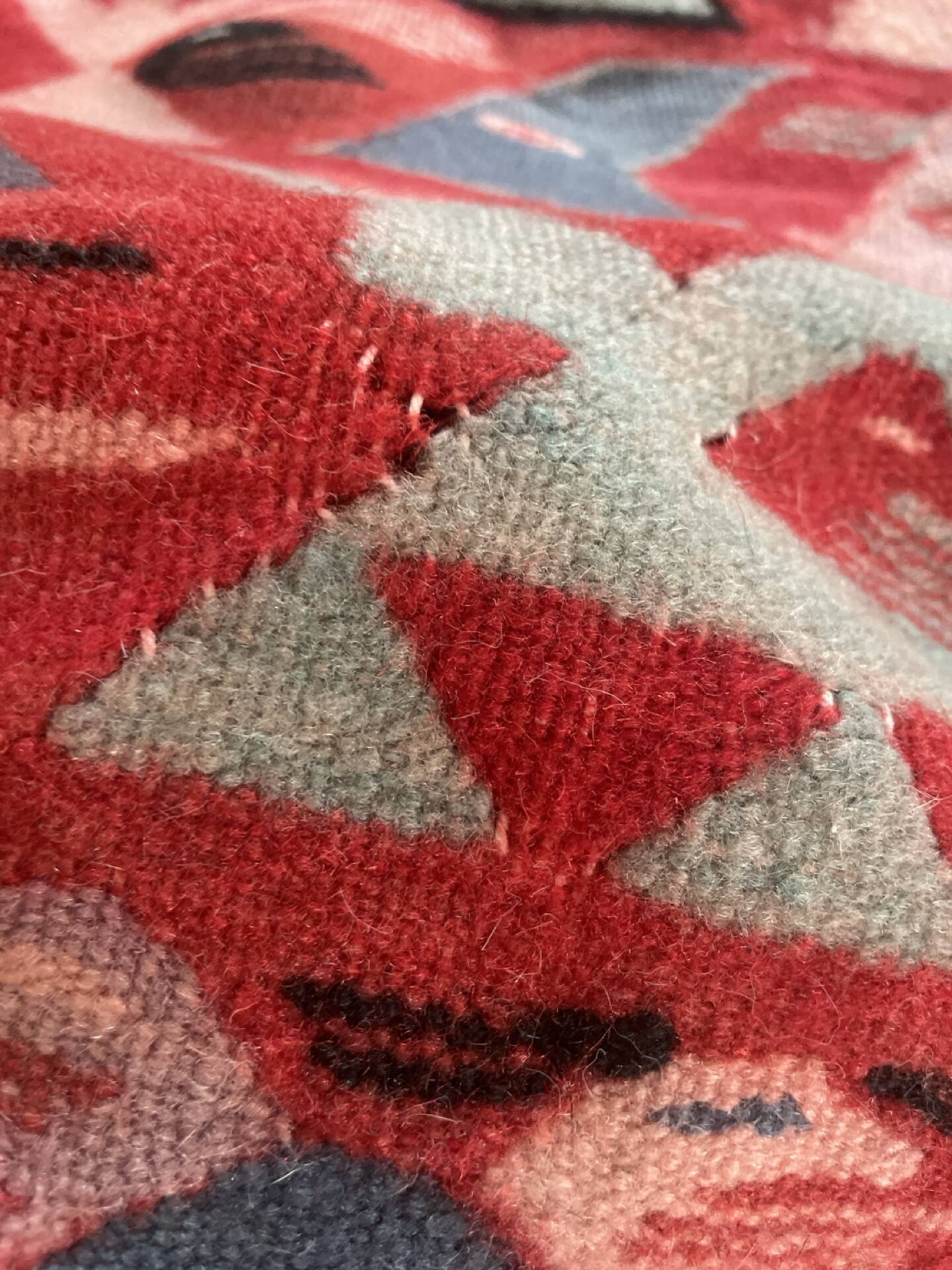 Tapis artisanal tissé main en laine et coton, motifs andins