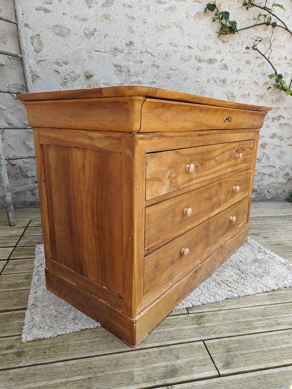 Walnut chest of drawers