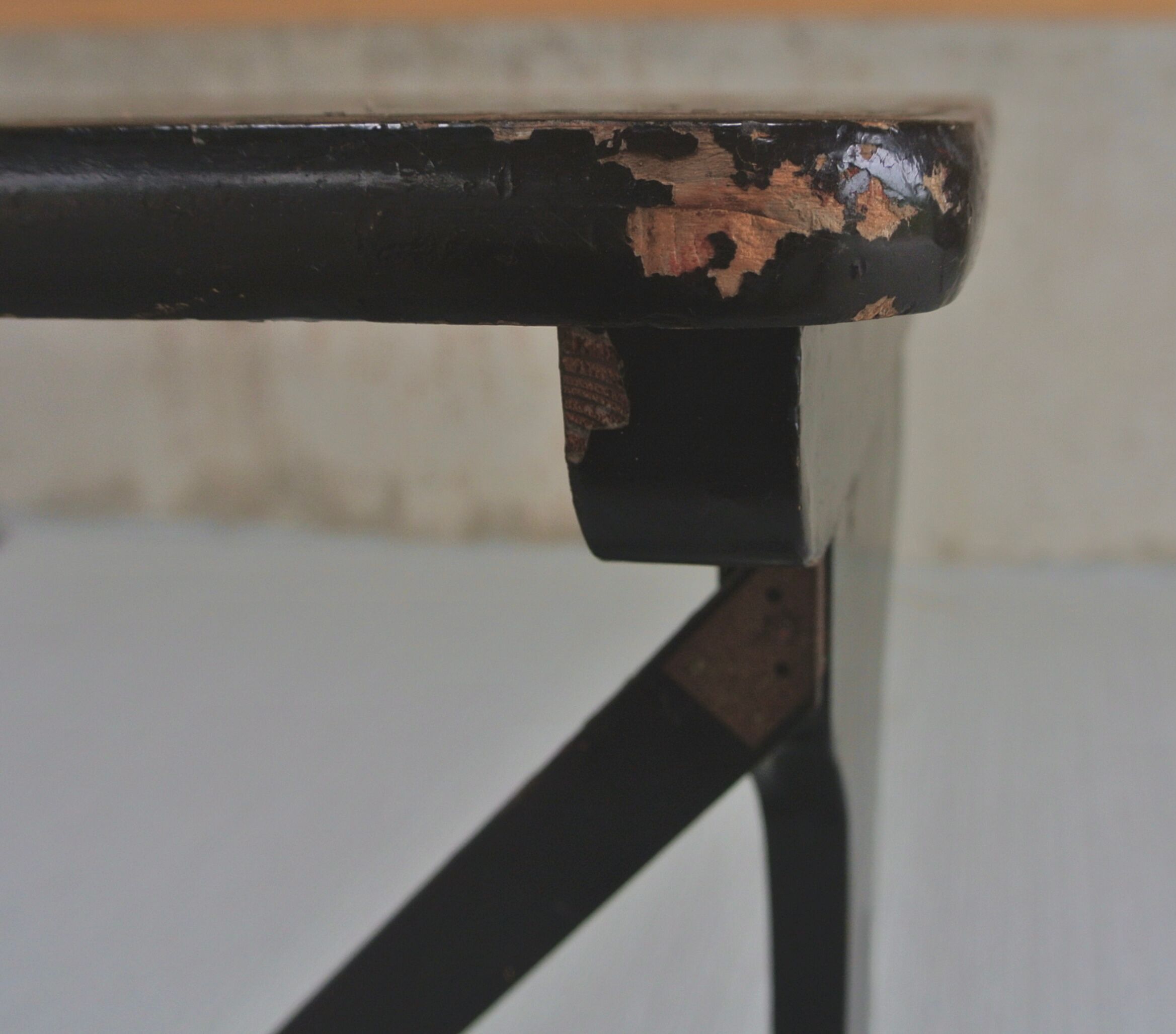 Paire de tables gigognes en bois noir - plateau à décor de dragons