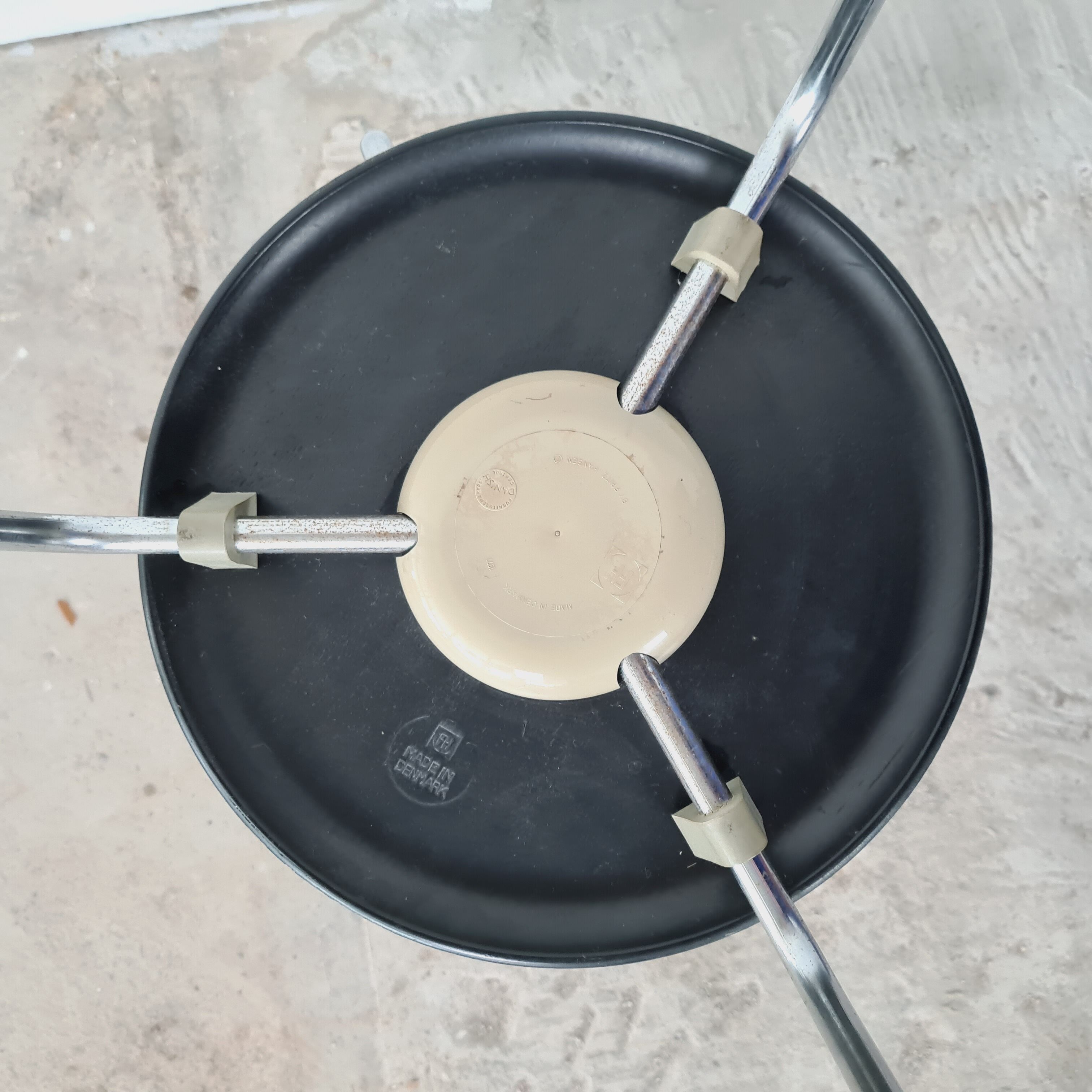 Set of two black "Dot" stools by Arne Jacobsen for Fritz Hansen