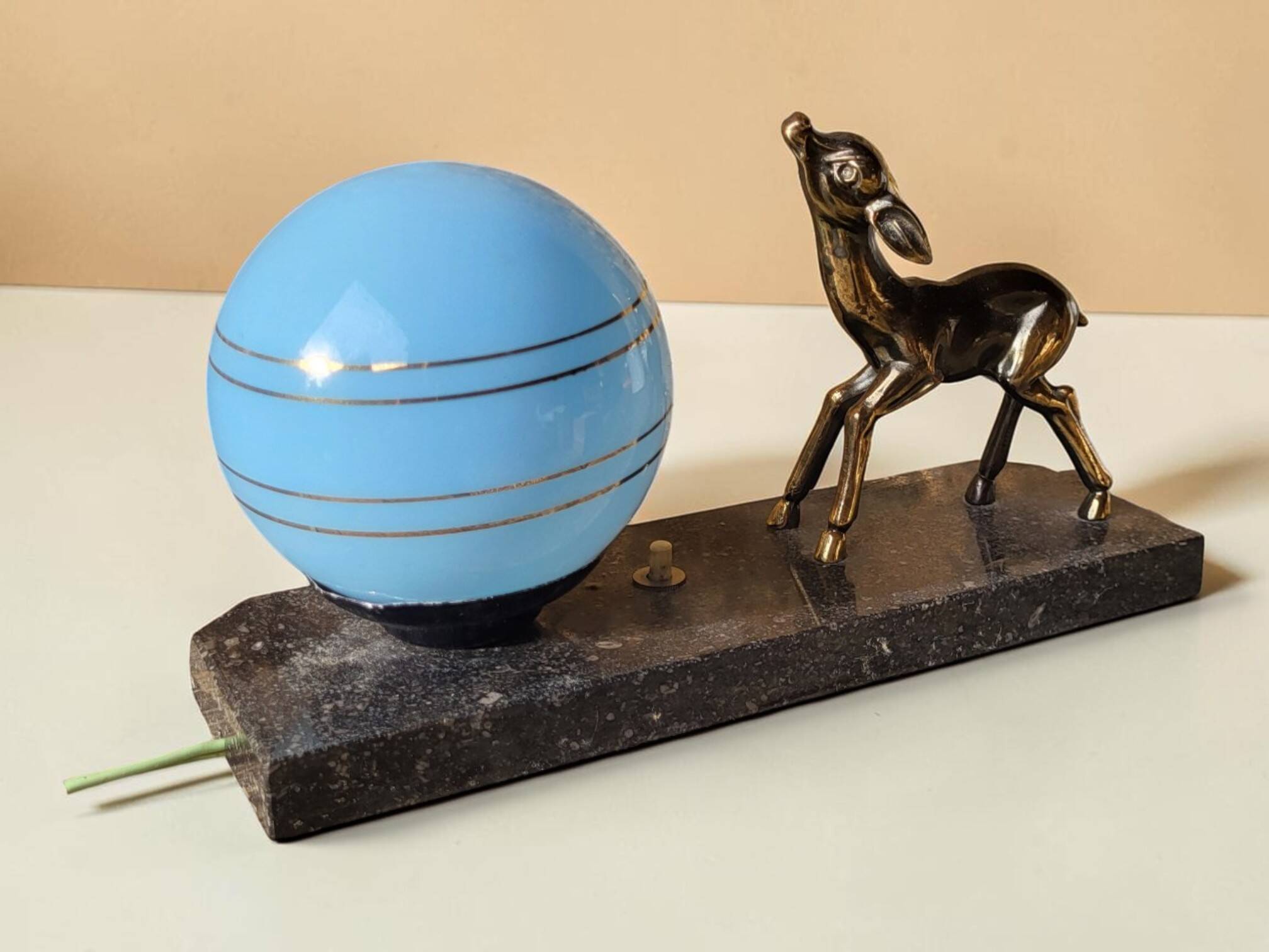 Lampe veilleuse Art Déco au faon, 1930
