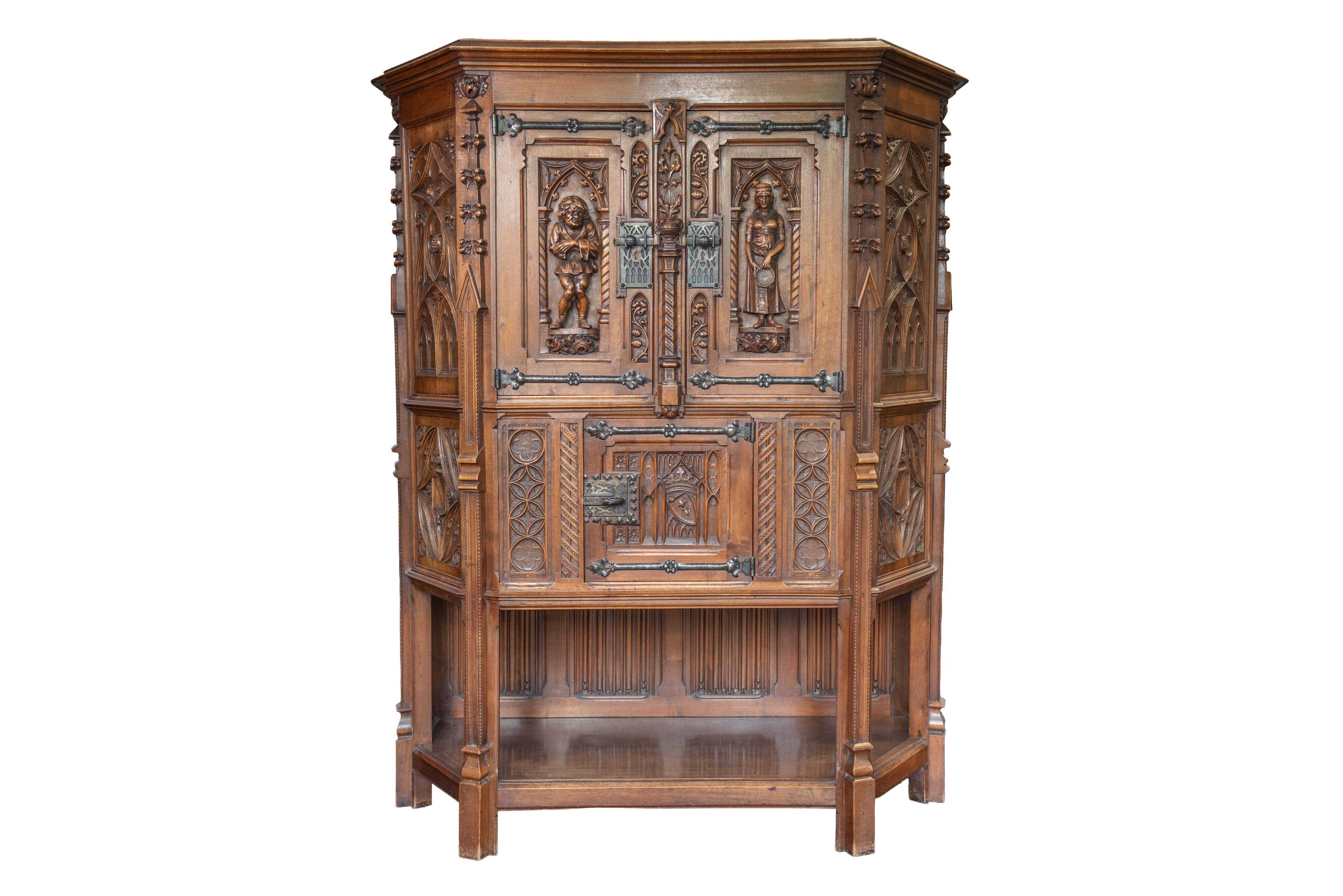Cabinet, buffet sculpté français de style néo-gothique, fin du XIXe siècle