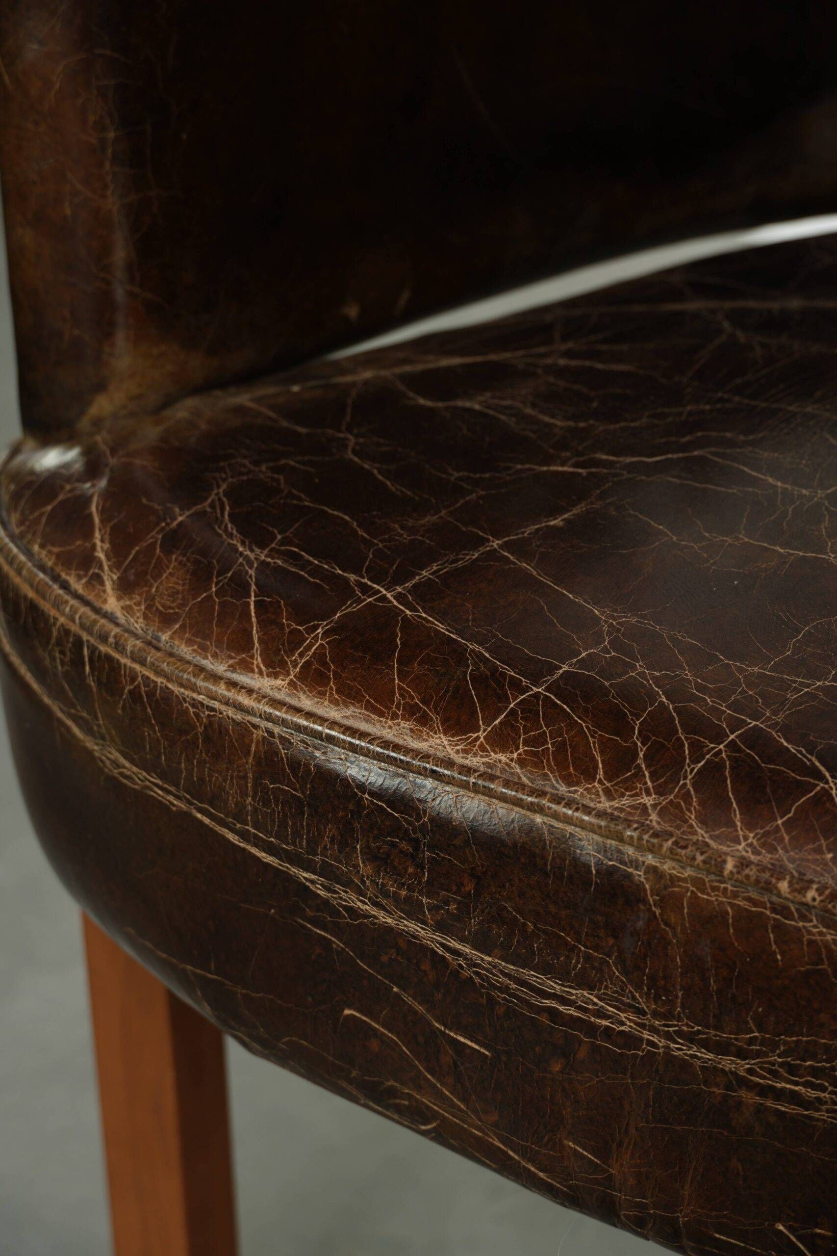 Characterful set of 6 cowhide dining chairs made of grained leather