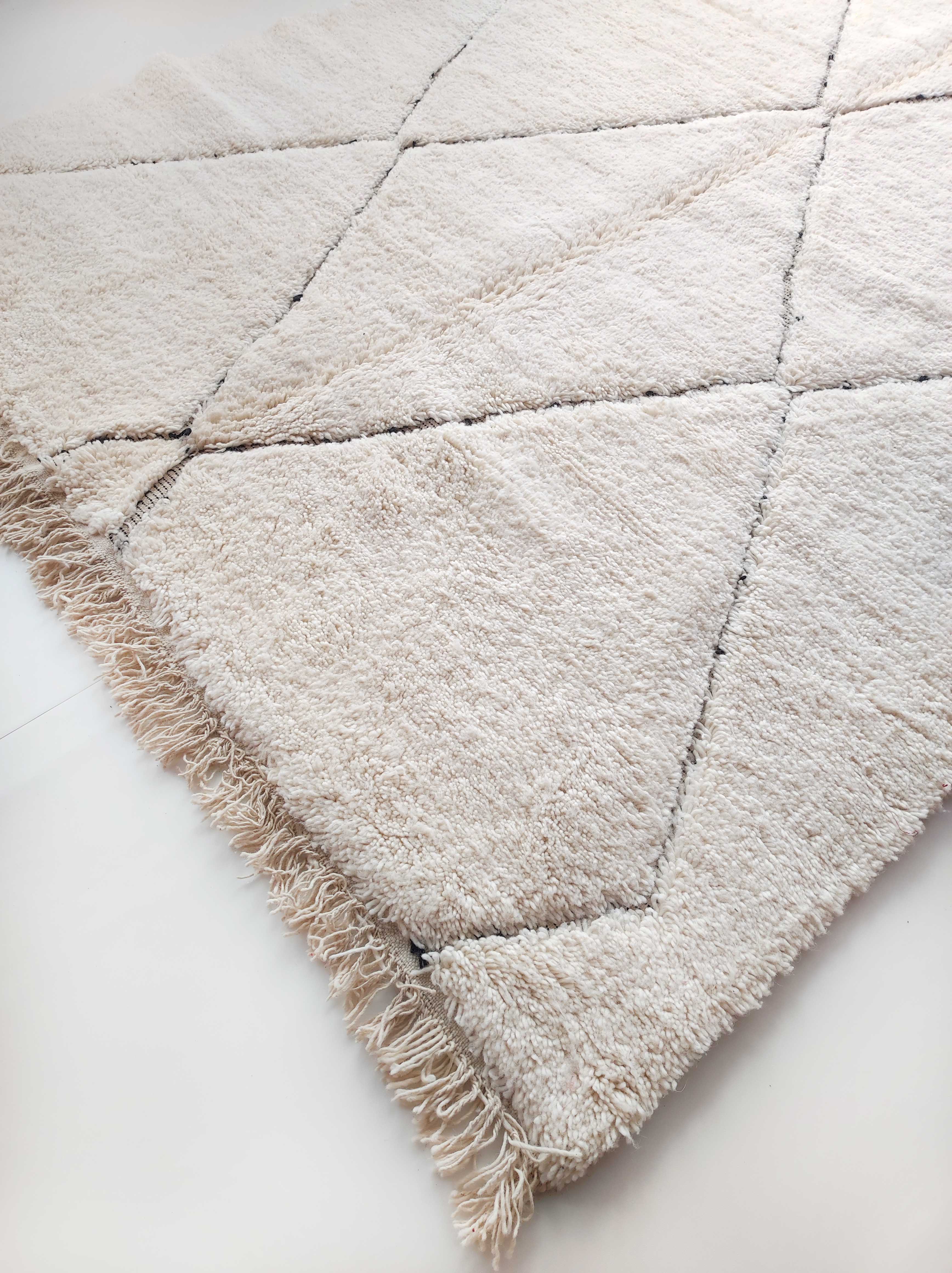 Moroccan Berber carpet Beni ouarain ecru with black diamonds engraved 306x199cm