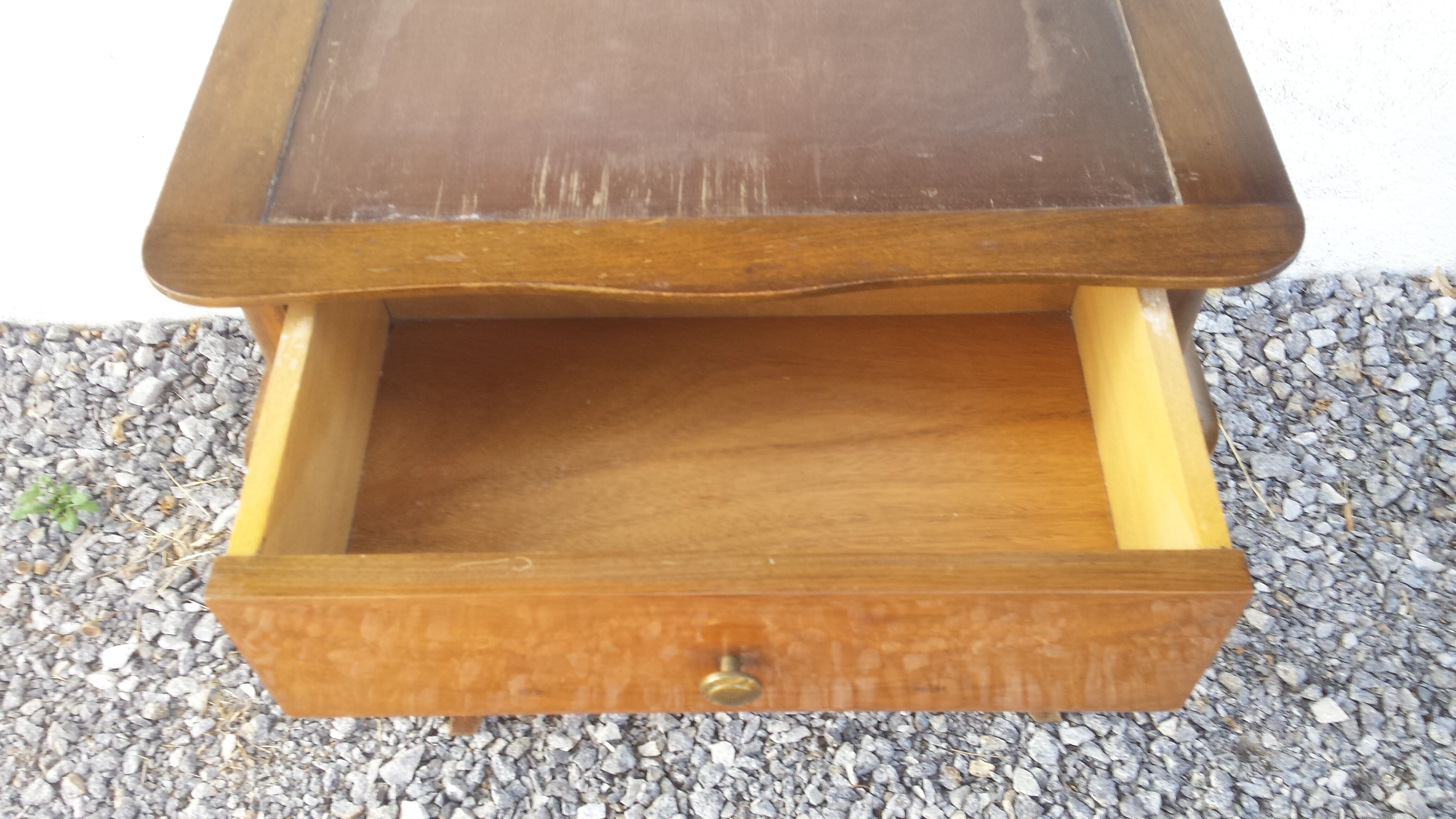 Table with rounded lines